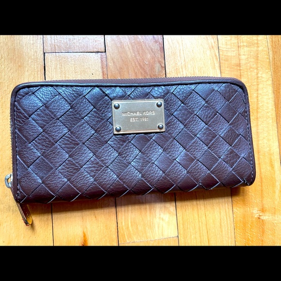 LIKE NEW! Chocolate Brown Michael Kors Zip Up Wallet - Picture 1 of 3
